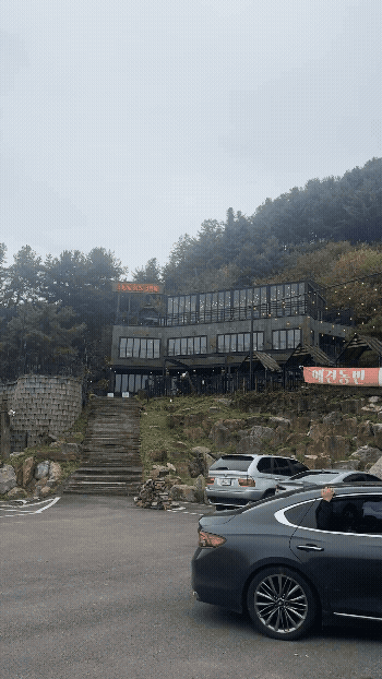 로코스비비큐 남양주점 도차장에서 주차장에서 주위 전경(건물&amp;#44; 나무&amp;#44; 산책길)을 쭉 둘러보는 동영상의 gif