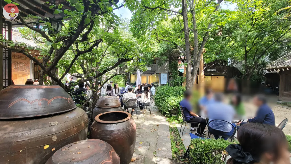 종로구-인사동-경인미술관-전통다원-마당-한쪽에-마련된-장독대