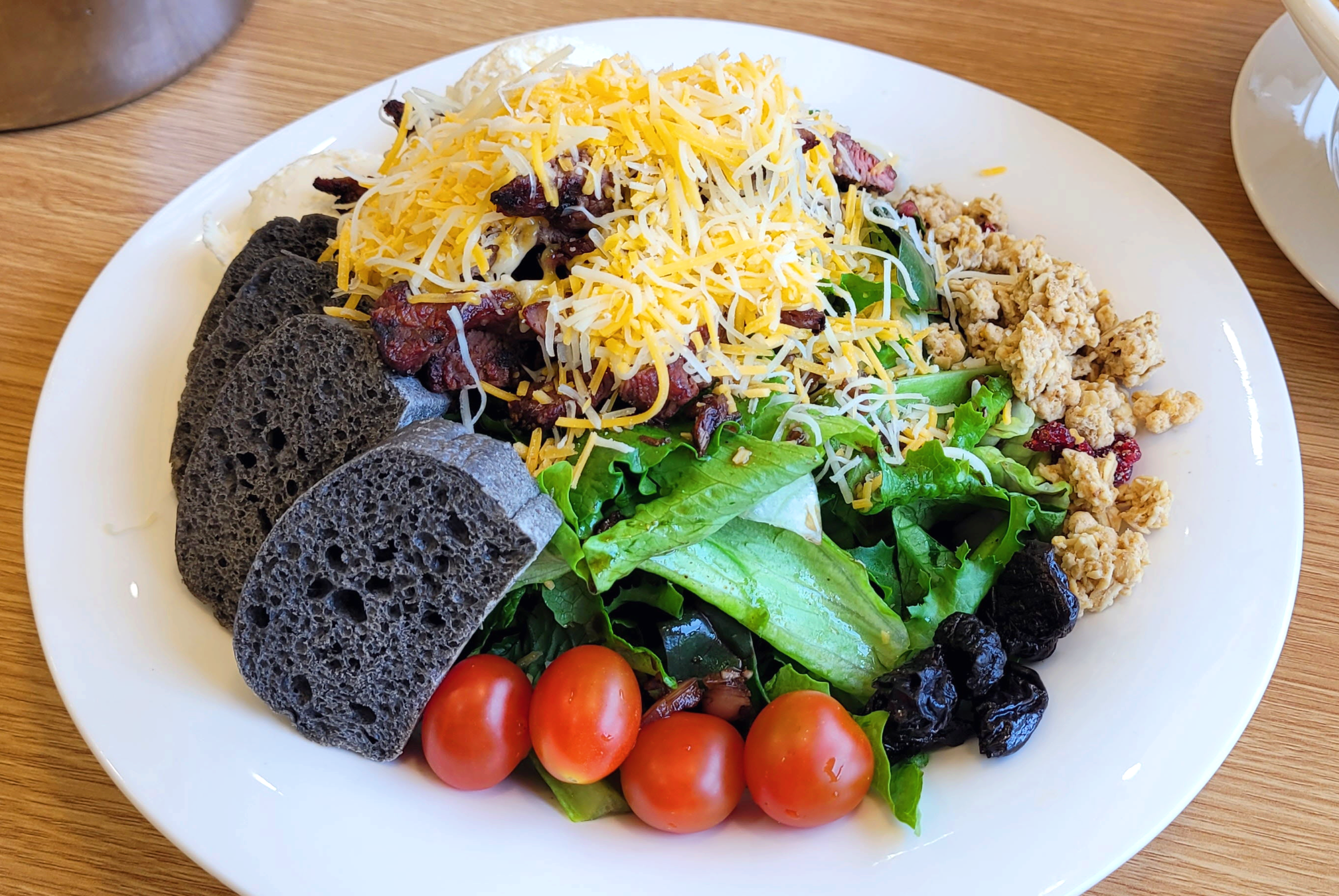 스테이크 샐러드 앞