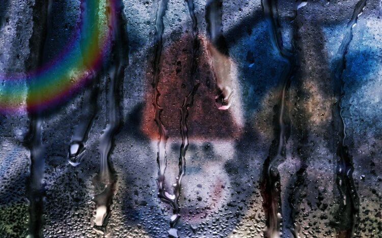 창문에-묻어있는-빗물