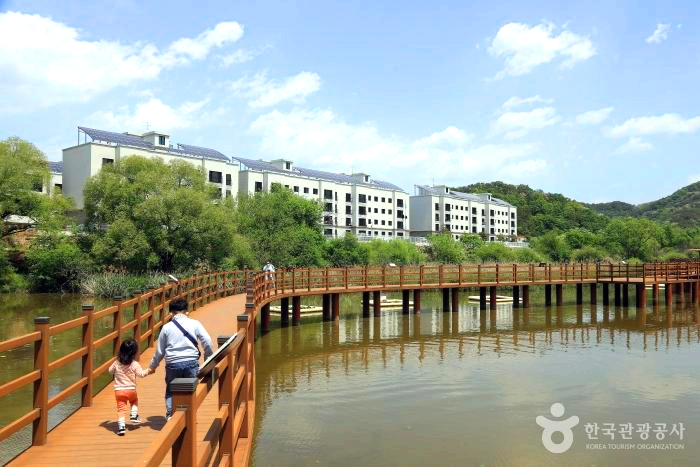 수상 데크길에 두 아이가 걸어가고 있다.