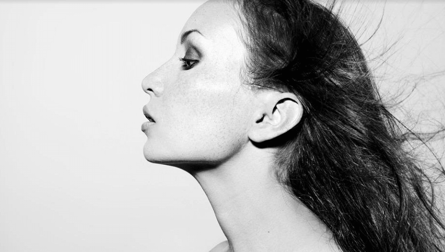 귀가 예쁜 여성의 옆 모습