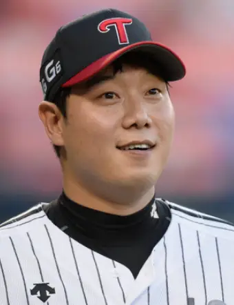 연금-흰유니폼을 입고 미소짓고있는 류제국