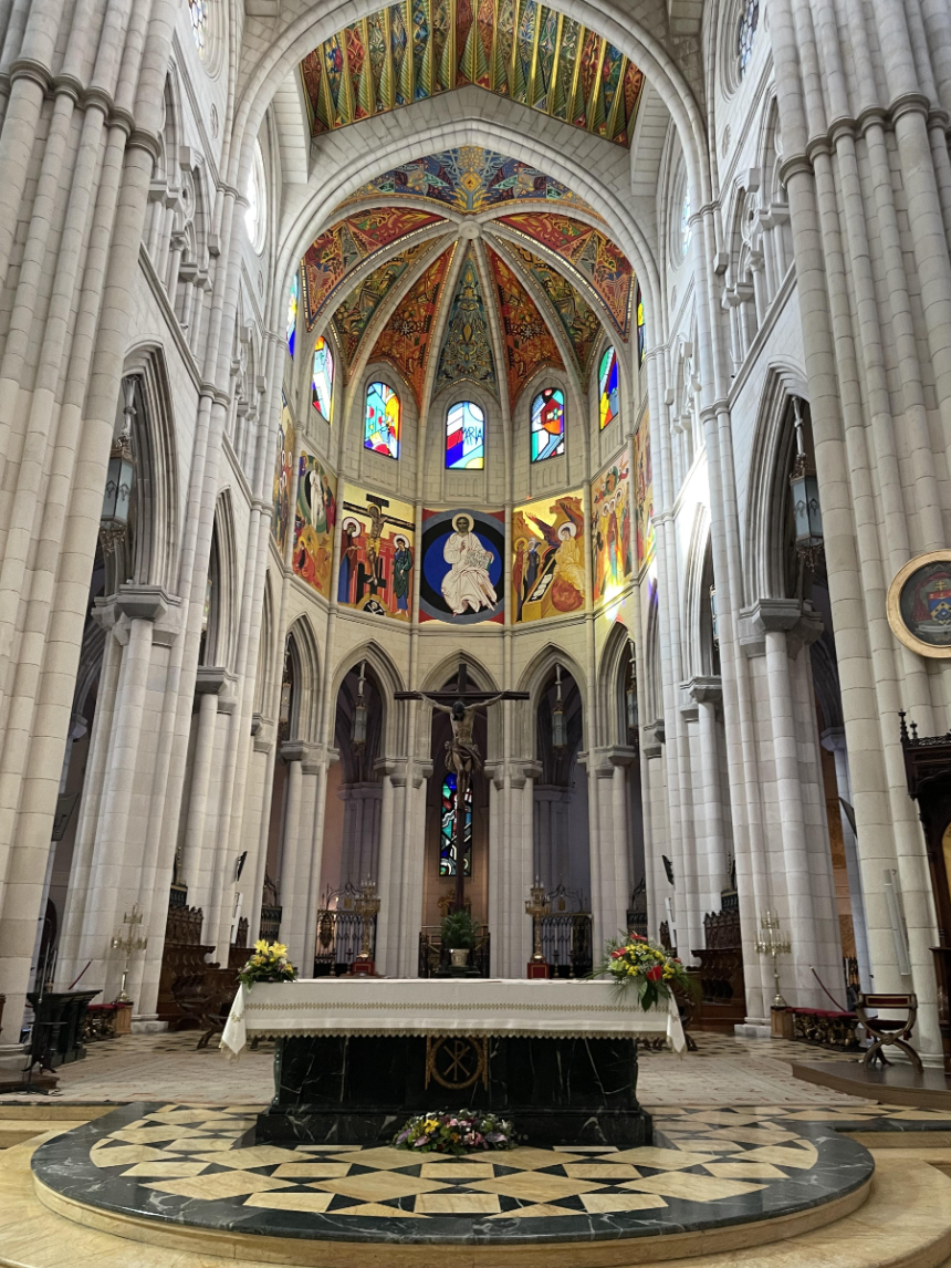 알무데나 대성당 내부