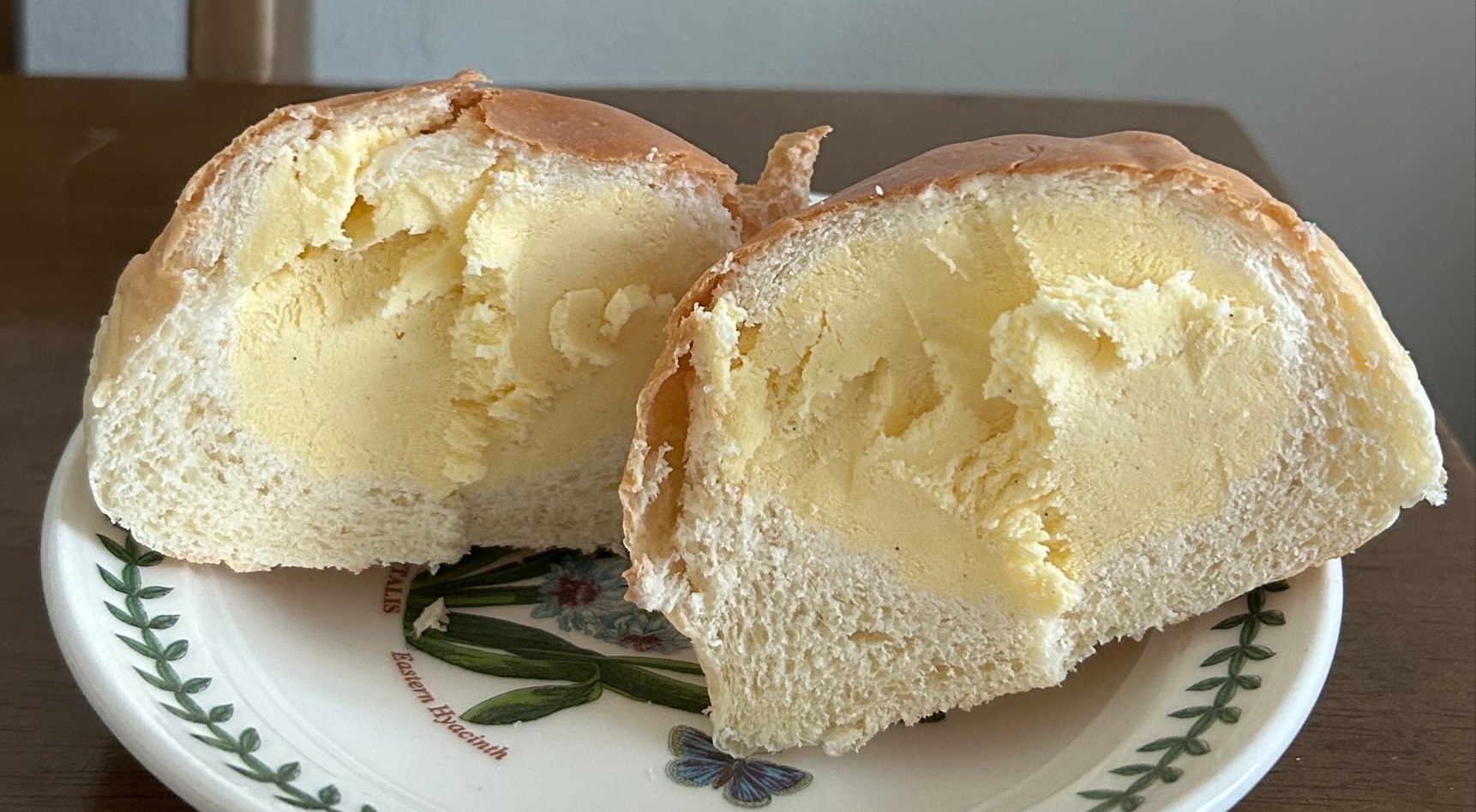 노티드 바닐라크림빵 단면