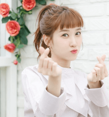 손가락하트를 보내는 박은빈