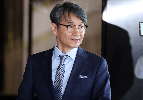 최재영 목사가 13일 오전 서울 서초구 서울중앙지방검찰청에서 '김건희 여사 명품 가방 수수 의혹'과 관련 피의자 신분 조사를 받기 위해 검찰로 들어서고 있다. 2024.05.13. [사진=뉴시스]