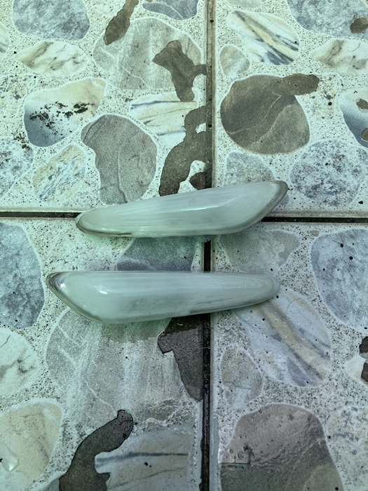 헤드라이트 복원제 도포 직후 백탁 현상이 남아 있는 사이드 마커 상태