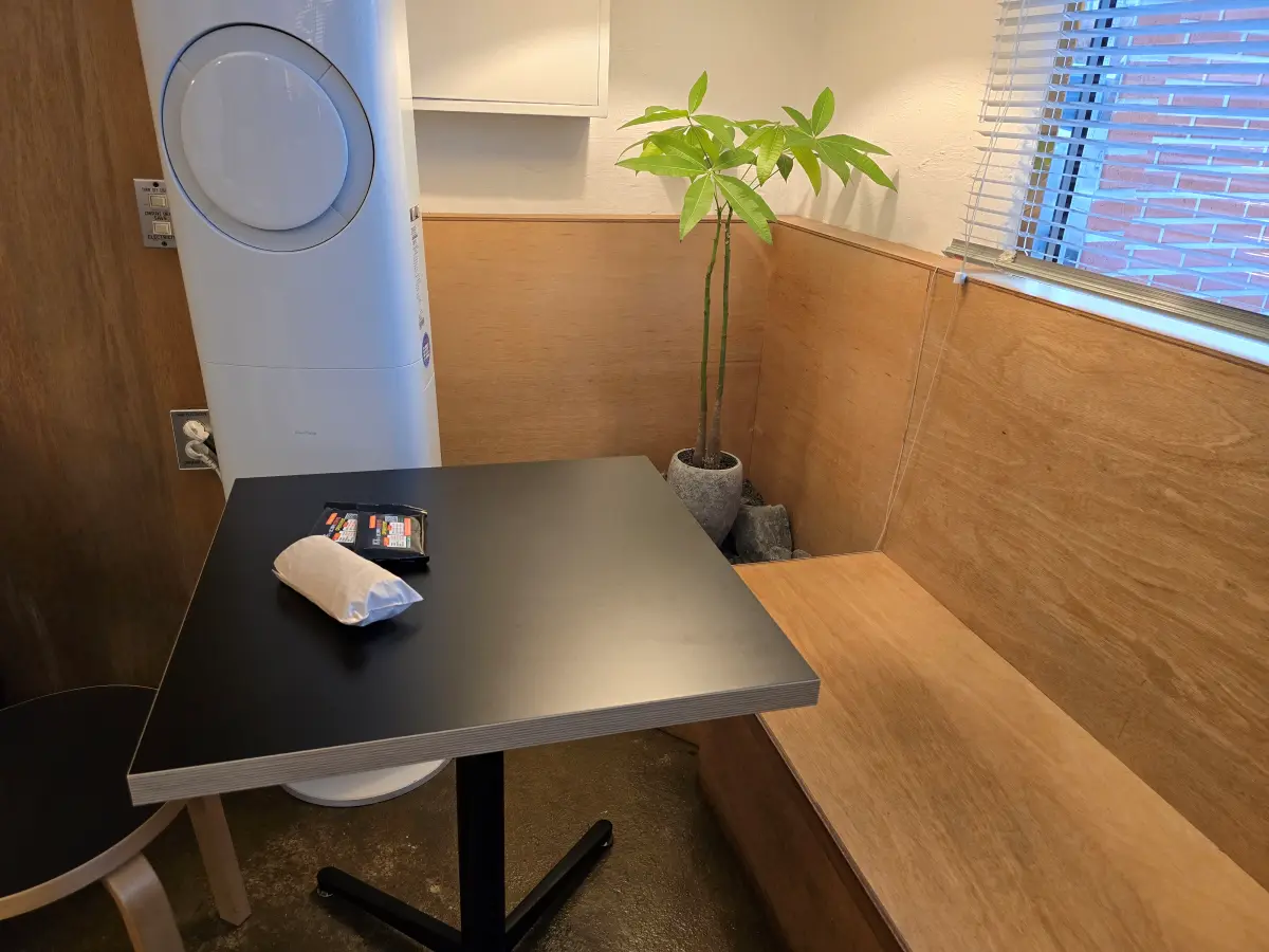 피넛커피-내부 테이블 사진