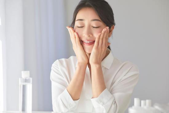 색소 침착 완화 &amp; 피부 톤 개선을 위한 스킨부스터 추천