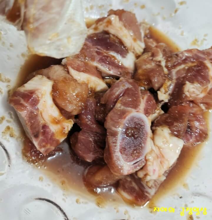 뼈 있는 돼지고기에 소스를 넣고 섞어주기