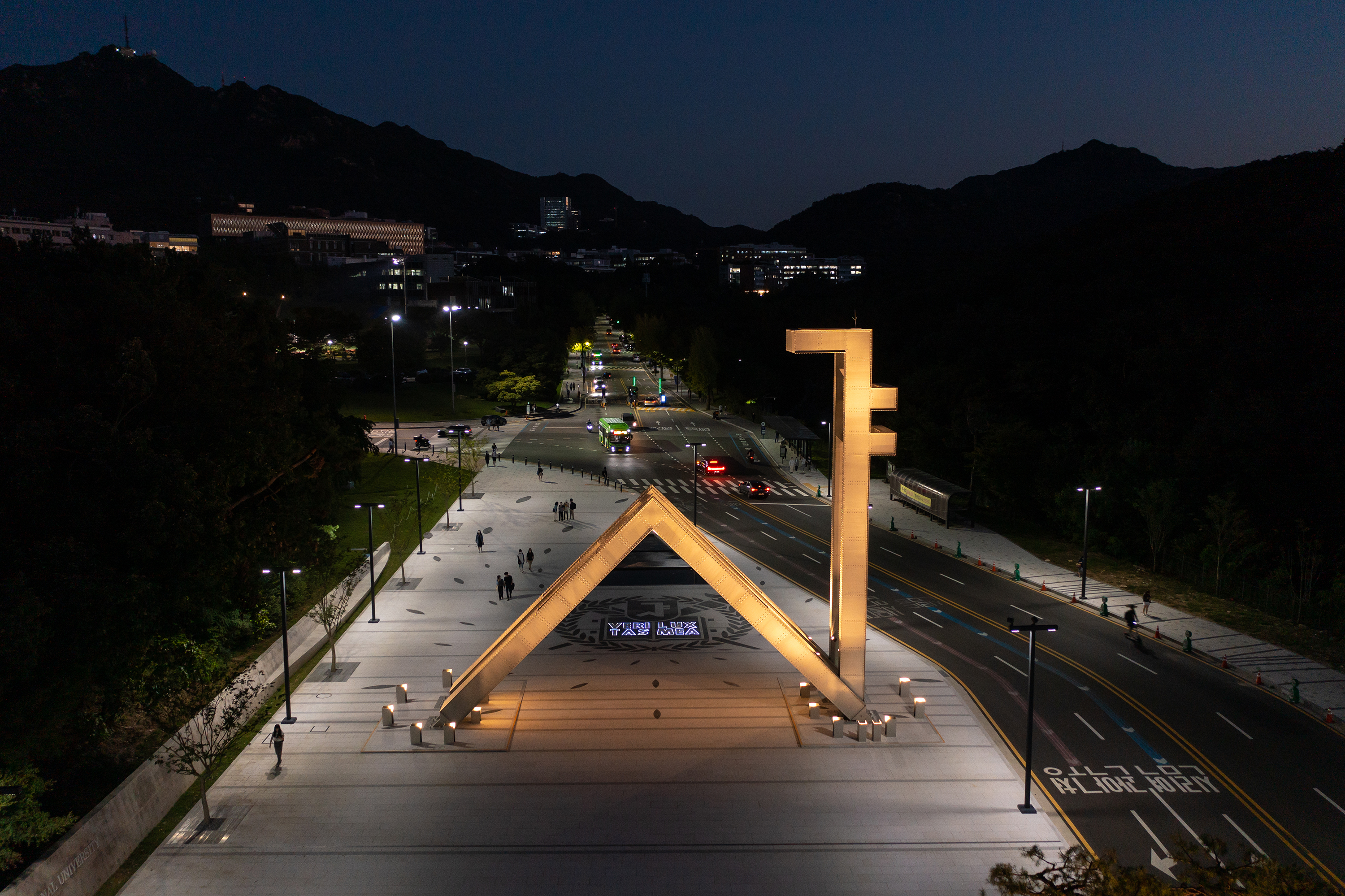 서울대학교 정문 광장 야경