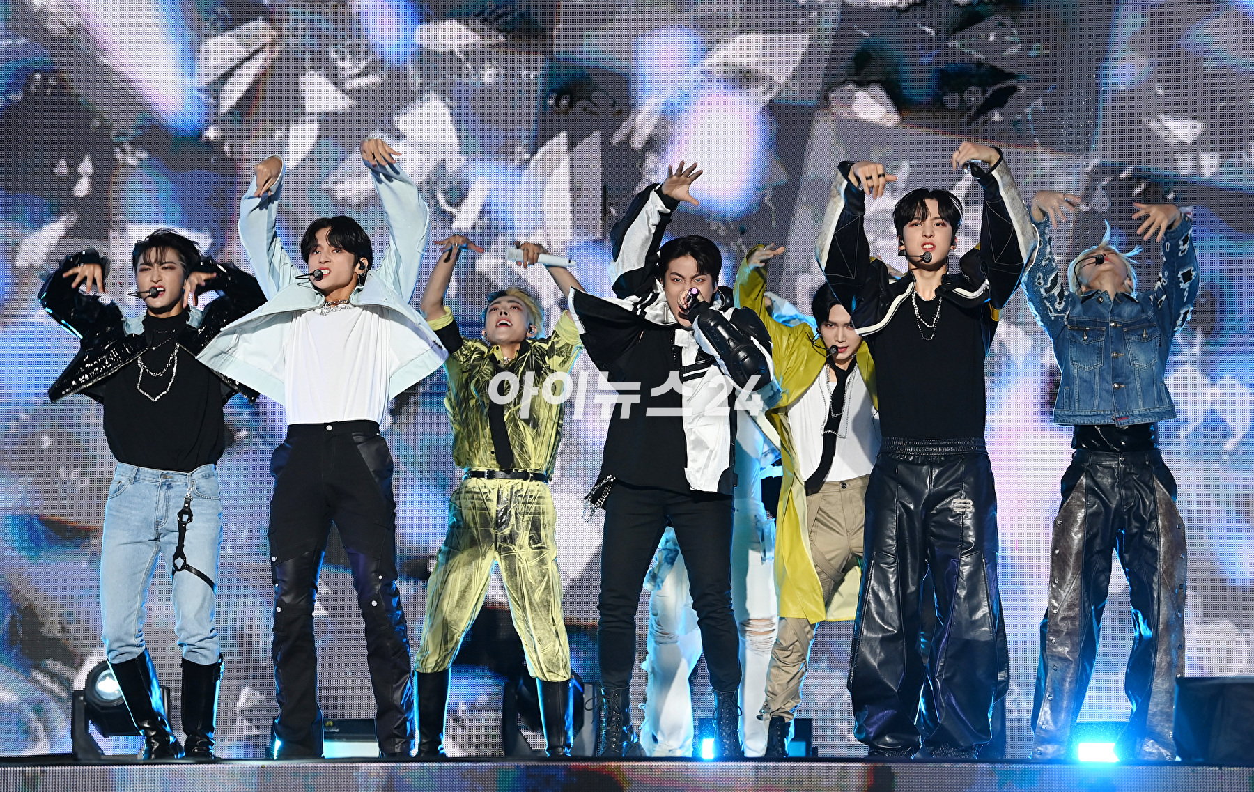 그룹 에이티즈가 28일 오후 서울 광진구 군자동 세종대학교 대양홀에서 열린 신보 '더 월드 에피소드 1 : 무브먼트(THE WORLD EP.1 : MOVEMENT)' 발매 기념 쇼케이스에서 포즈를 취하고 있다. [사진=김성진 기자]