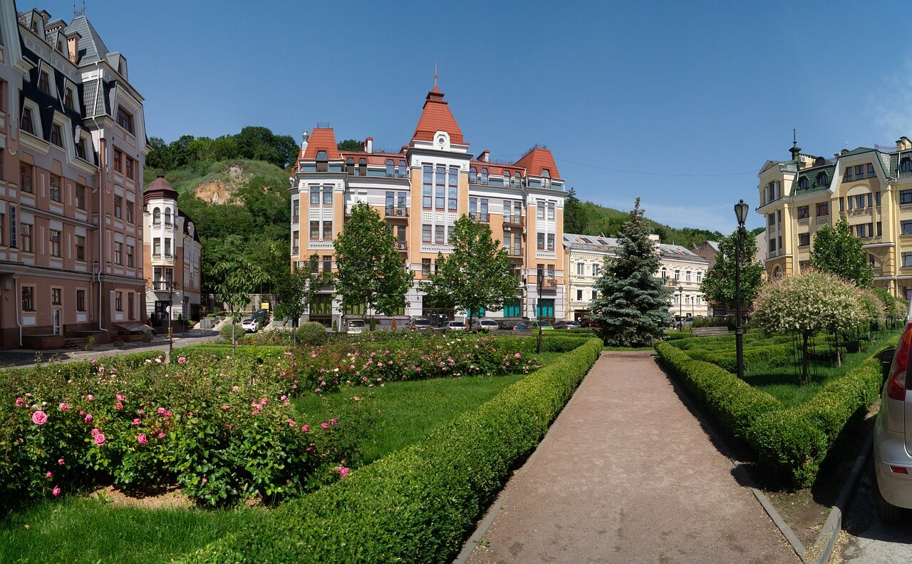 도시 보행로 수목 하부 토양 압밀도가 증발 냉각 효율에 미치는 미세 기후 영향