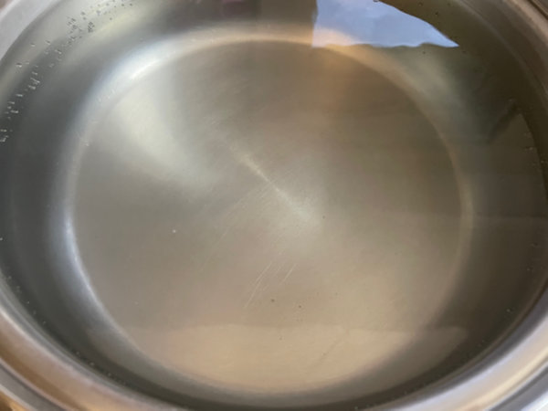 오이지 담그는 방법 - 끓인 소금물 2분 식히기