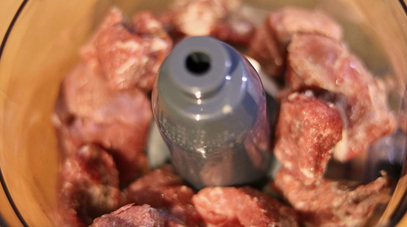 푸드 프로세서에 사각으로 썰어 준비한 반 해동된 소고기 넣은것