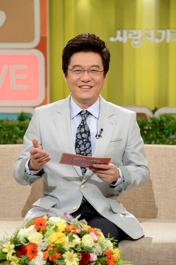 &#39;사랑의 가족&#39;을 진행하던 KBS 이성민 아나운서 [사진=KBS]