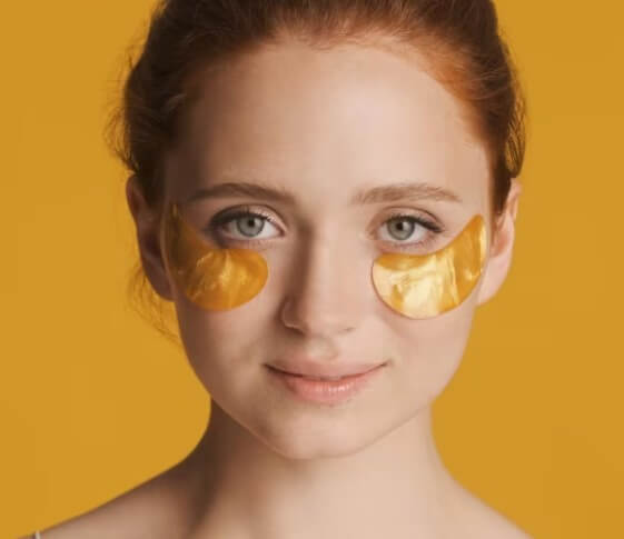 자외선 차단 패치를 얼굴에 붙인 사진입니다.