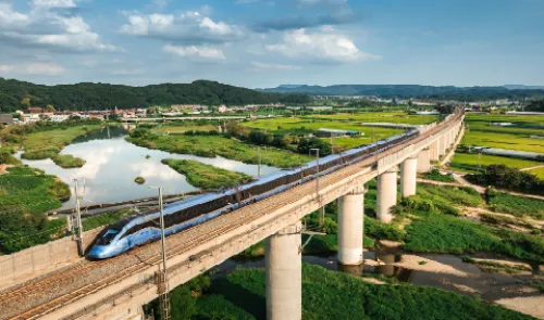 빠르게 달리는 KTX 기차와 플랫폼 모습