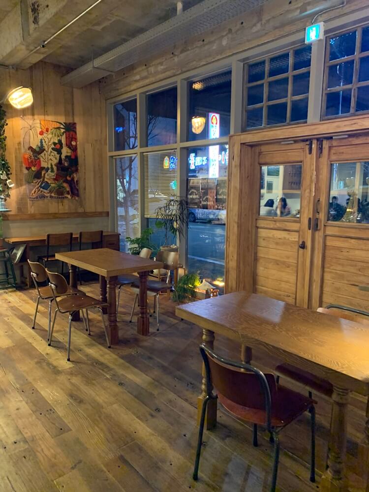 창가 쪽 자리 모습