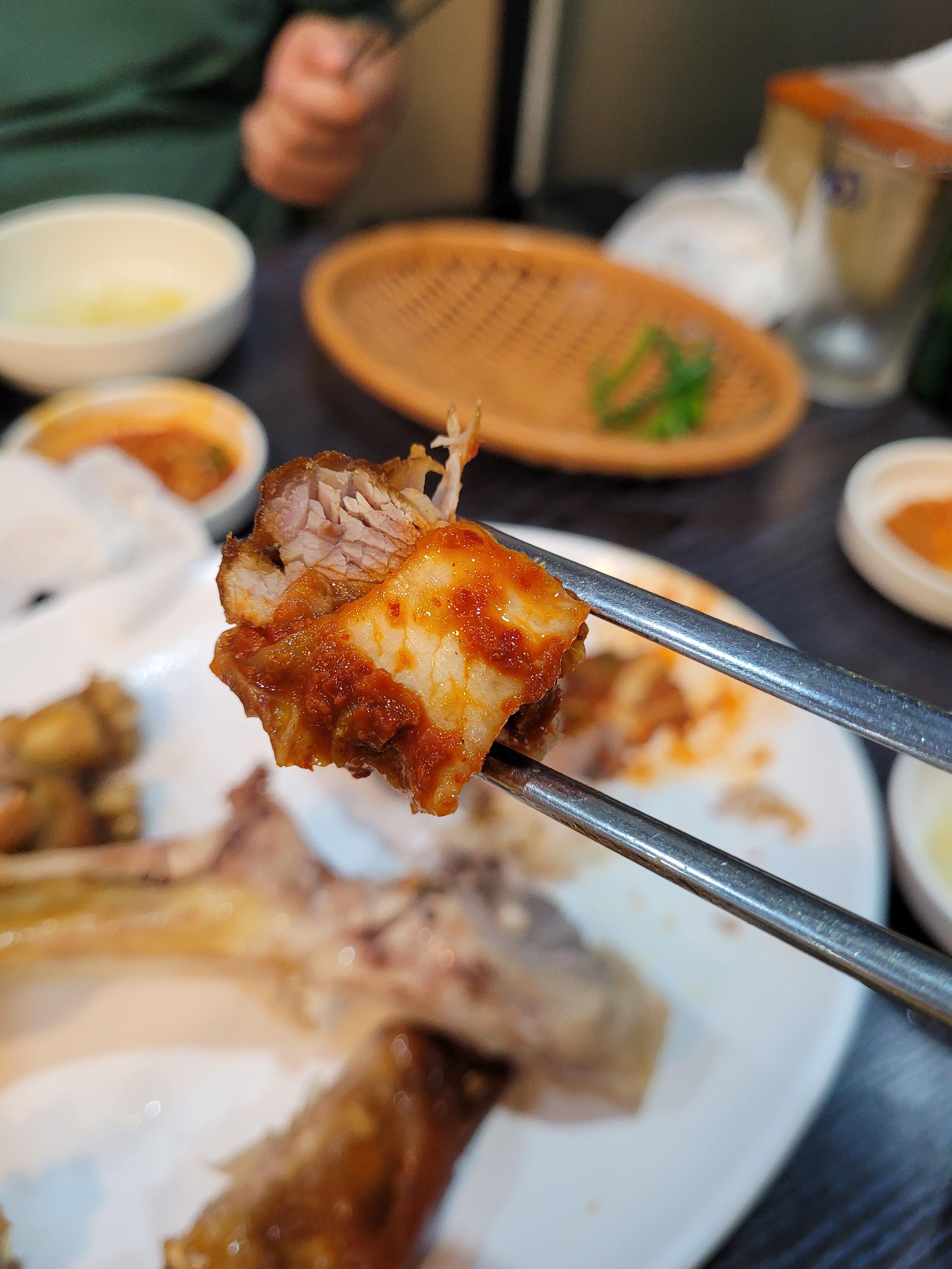 보쌈김치에 족발을 싸서 먹을 준비