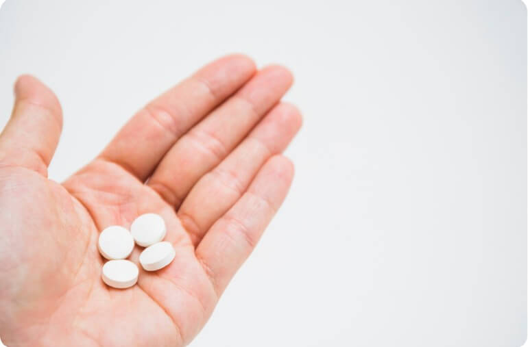 손바닥에 올려놓은 알약들