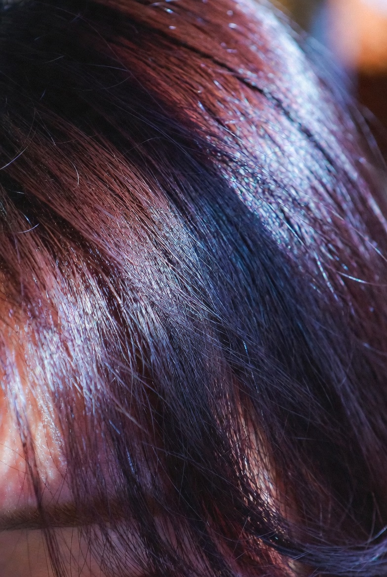 오로라 브라운 컬러로 염색한 머리카락에 빛이 반사되는 모습