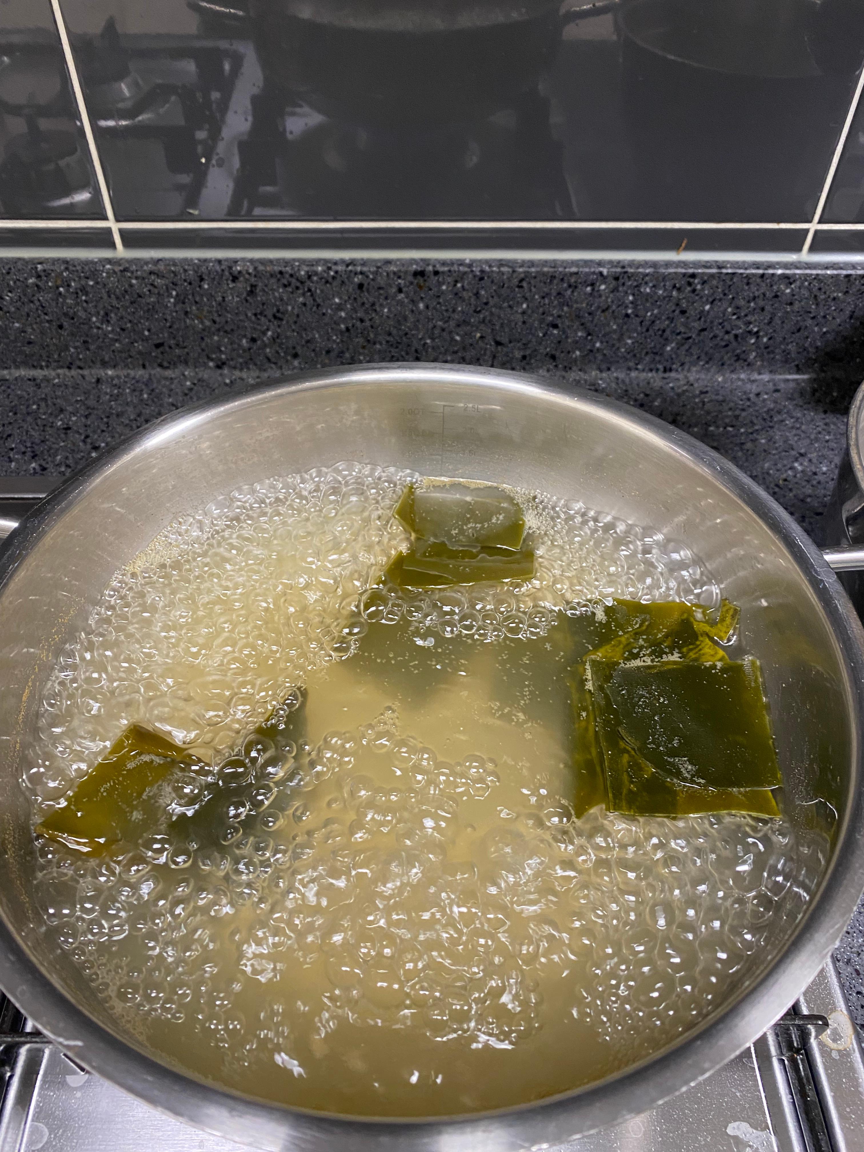 육수가 끓고 있는모습