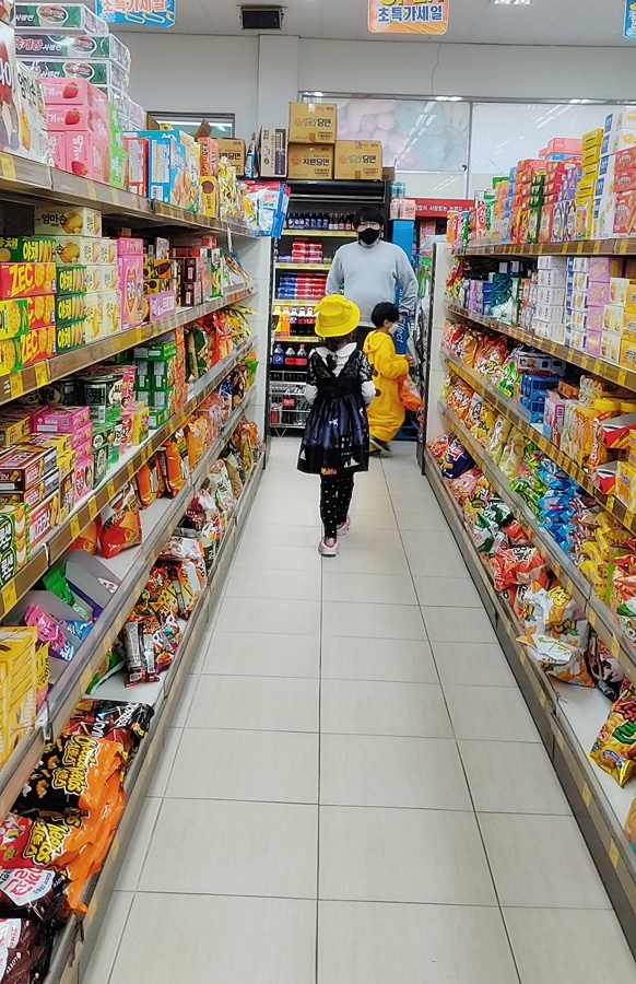 마트에서 사고싶은 과자담는 쿠앙이 쿠웅이