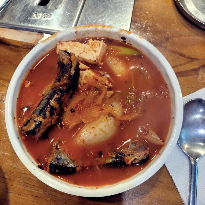 접시에 담긴 꽁치김치찌개