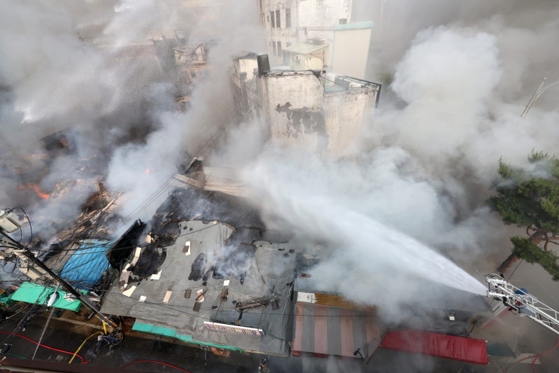 피해 현황: 48개 점포 소실