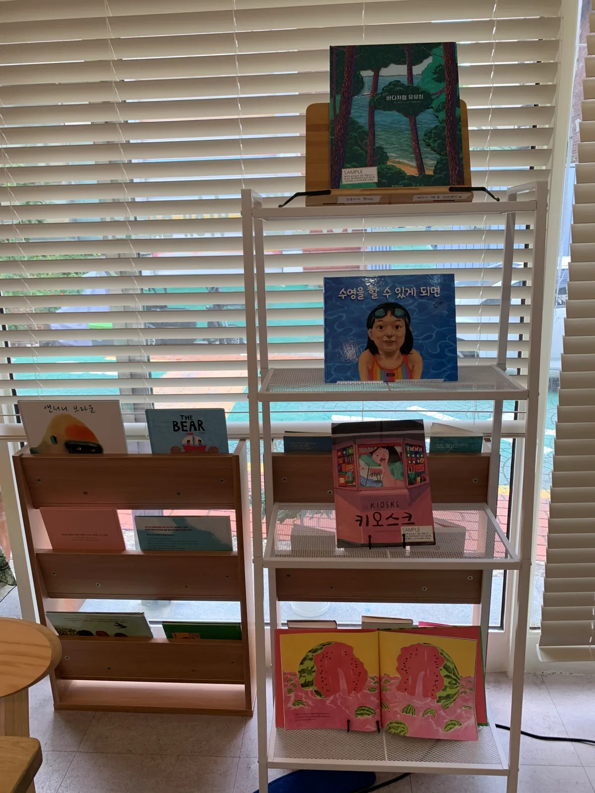 5단-책장과-꽂혀있는-책들