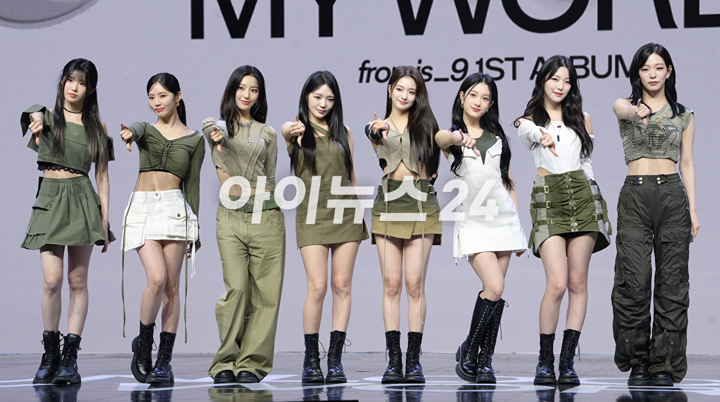 그룹 프로미스나인이 5일 오후 서울 광진구 예스24 라이브홀에서 진행된 프로미스나인(fromis_9) 첫 번째 정규앨범 &#39;언락 마이 월드(Unlock My World)&#39; 발매 기념 쇼케이스에 참석하고 있다. [사진=정소희 기자]