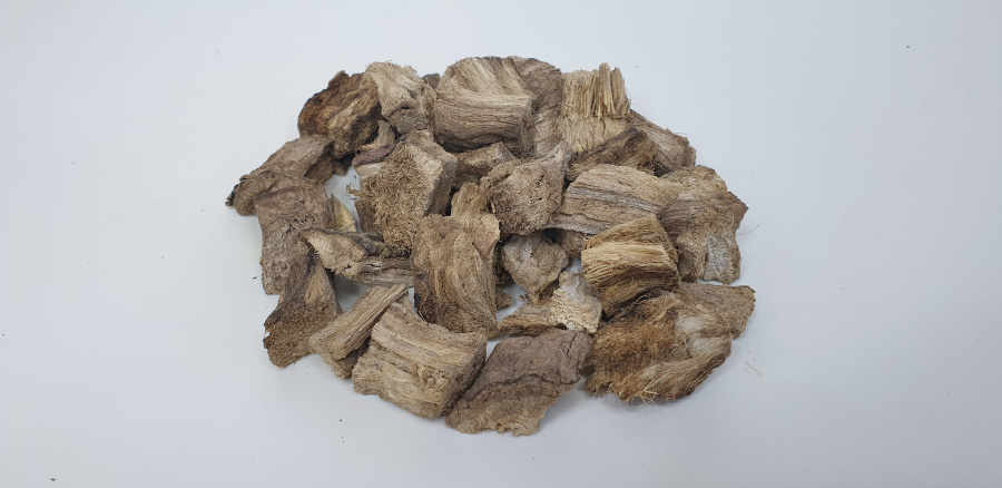야생에서 채취를 한 칡뿌리, 즉 갈근을 깨끗하게 세척을 한 후에 바싹 말린 것을 깍뚝썰기로 잘라놓은 것을 하얀 바닥 위에 수북하게 놓아두고 찍은 사진