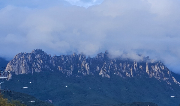 소노펠리체 델피노 앞에서 바라본 울산바위