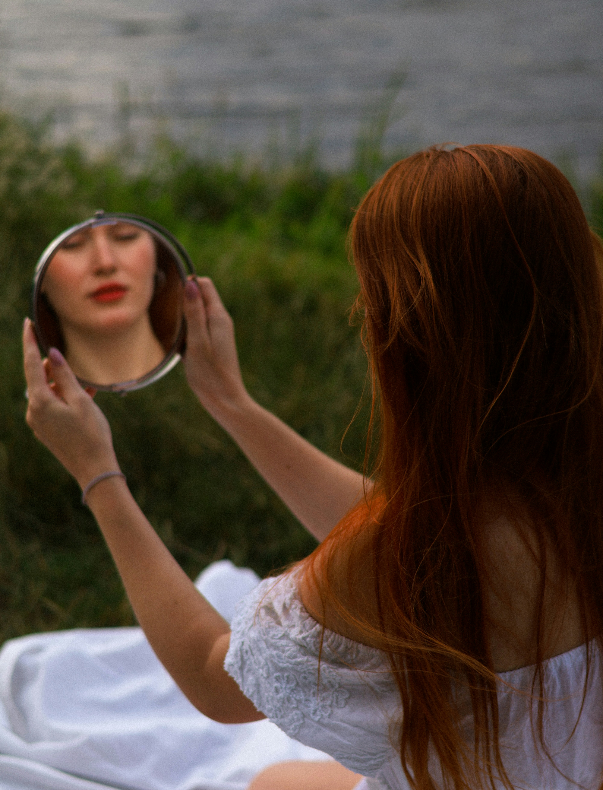 외모를 영어로 표현하는 방법 – 거울을 보는 여성 이미지