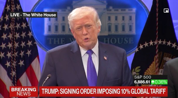 무역법 122조를 꺼내 전세계 수입품에 일괄 10% 관세를 선언하는 트럼프 미국 대통령