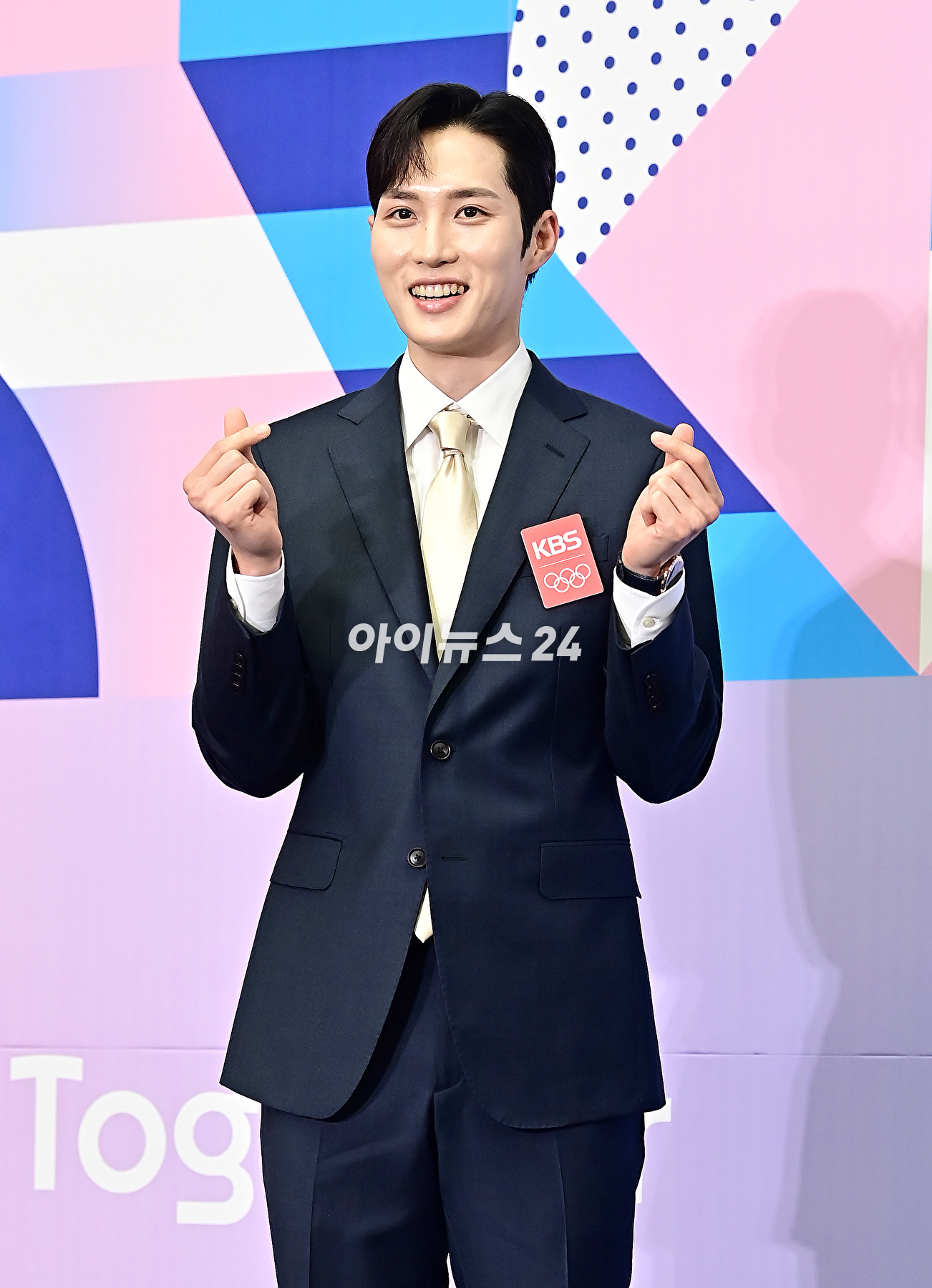 해설위원 김준호가 26일 오전 서울 여의도 KBS신관에서 열린 '2024 파리 하계올림픽 KBS 방송단 발대식'에서 기념촬영을 하고 있다. [사진=곽영래 기자]