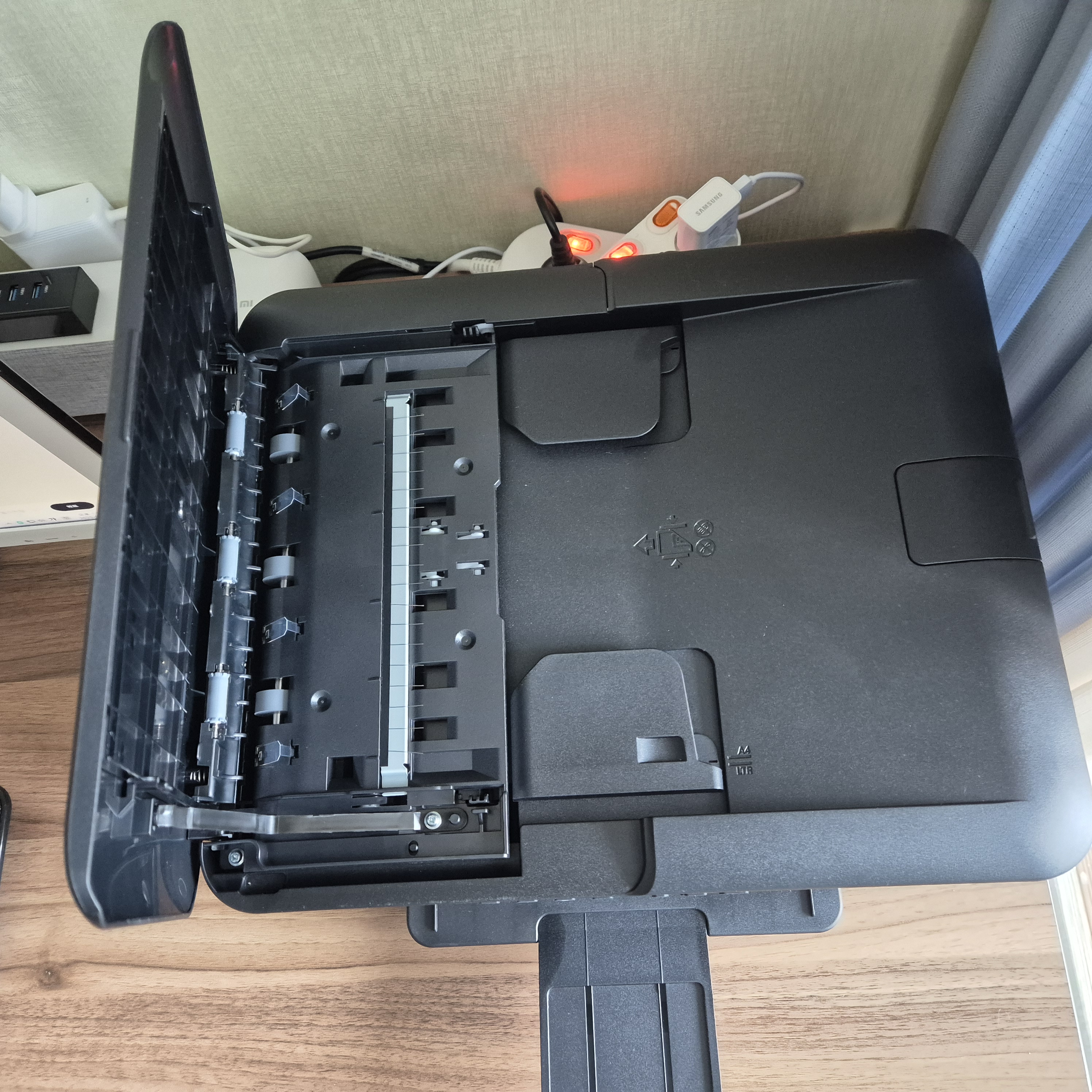 자동 급지대가 있어서 20장까지 연속해서 스캔 및 복사가 가능함.