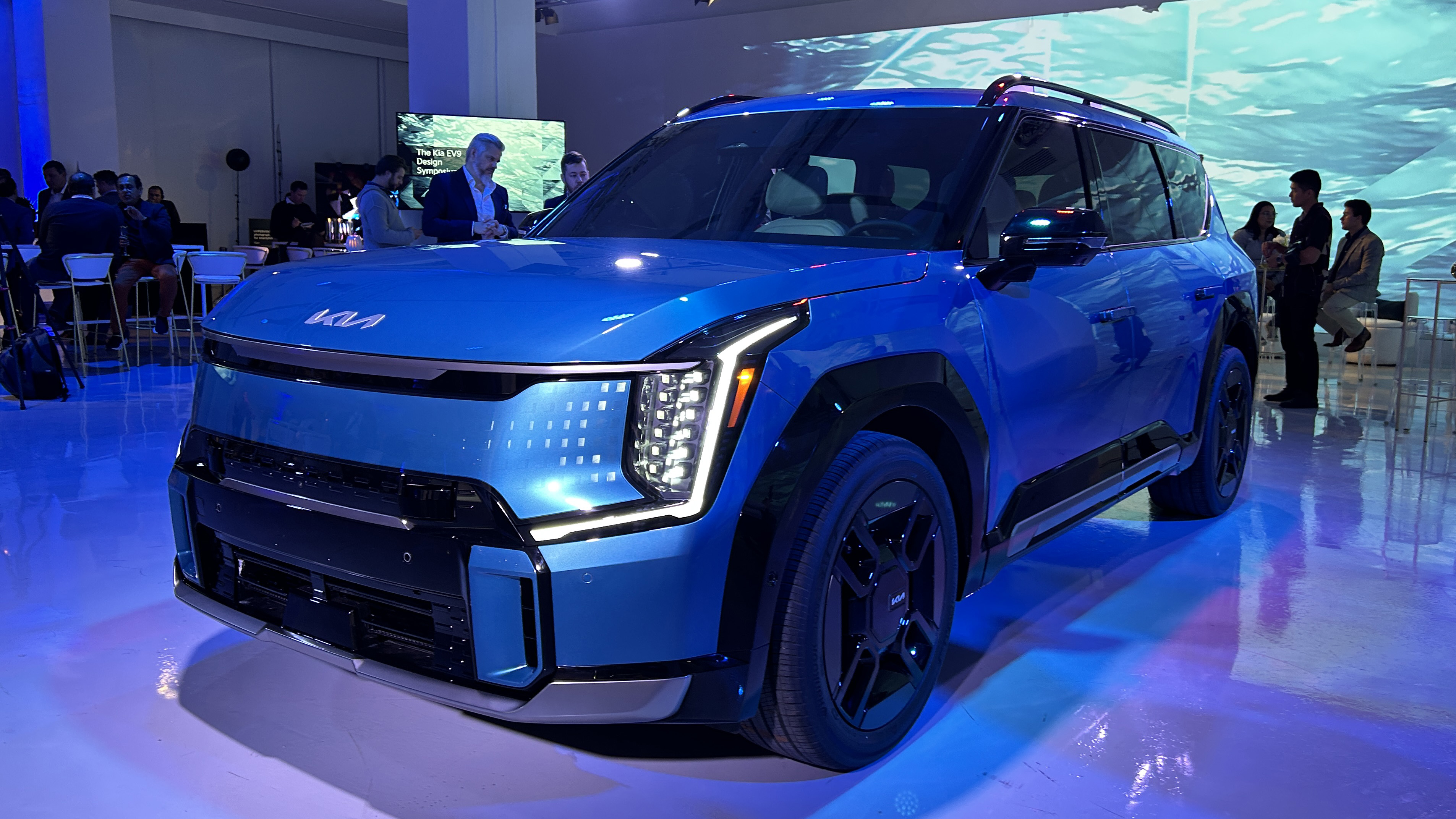 기아가 두 번째 고성능 전용 전기차 ‘The KIA EV9 GT&#39;를 오는 2025년 상반기 선보일 전망이다.
