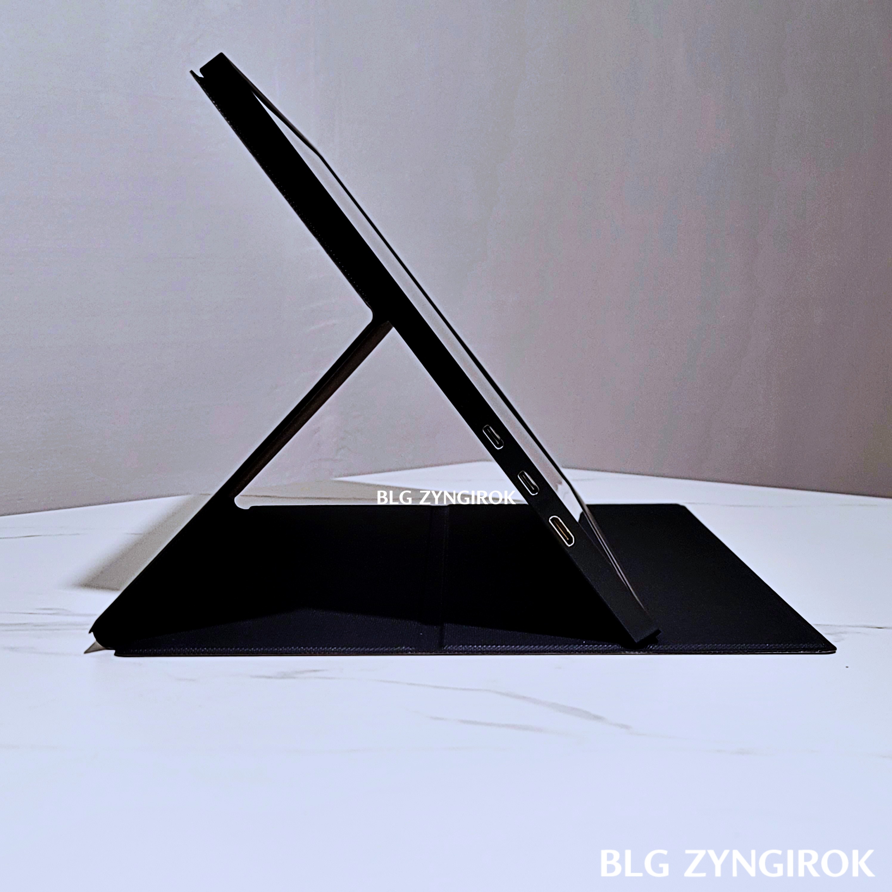 낮은 각도로 세워진 카멜 휴대용 모니터 모습이다.