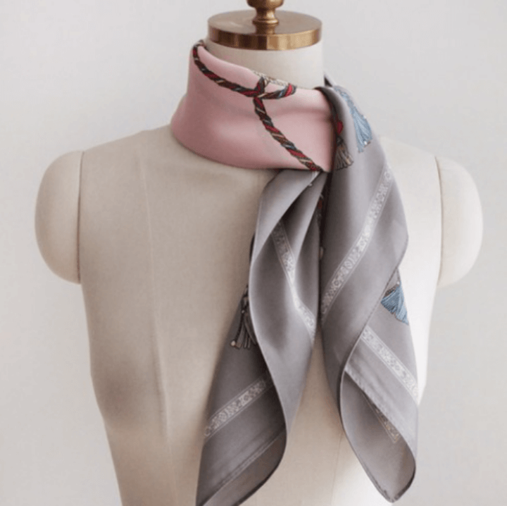 마네킹이-스카프를-두르고있는-사진