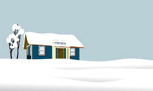 하얀 눈밭에 작은 집이 있다. 지붕엔 눈이 가득하고 나무에도 눈이 쌓였다.