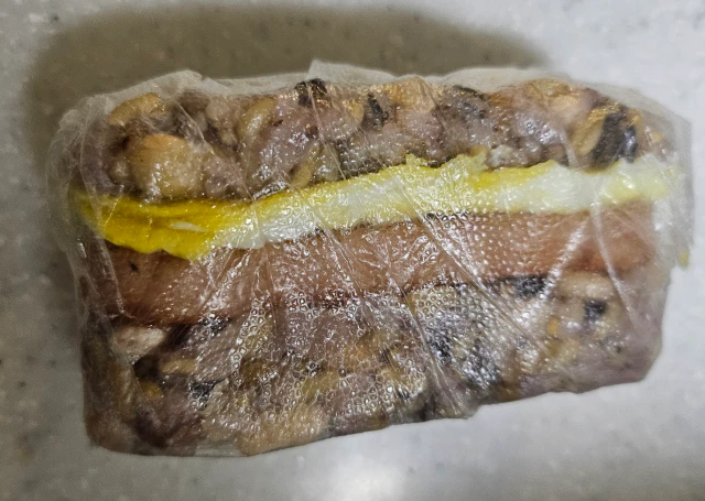 하와이언무스비-랩을 꺼내서 모양을 한 번 다듬어 준다