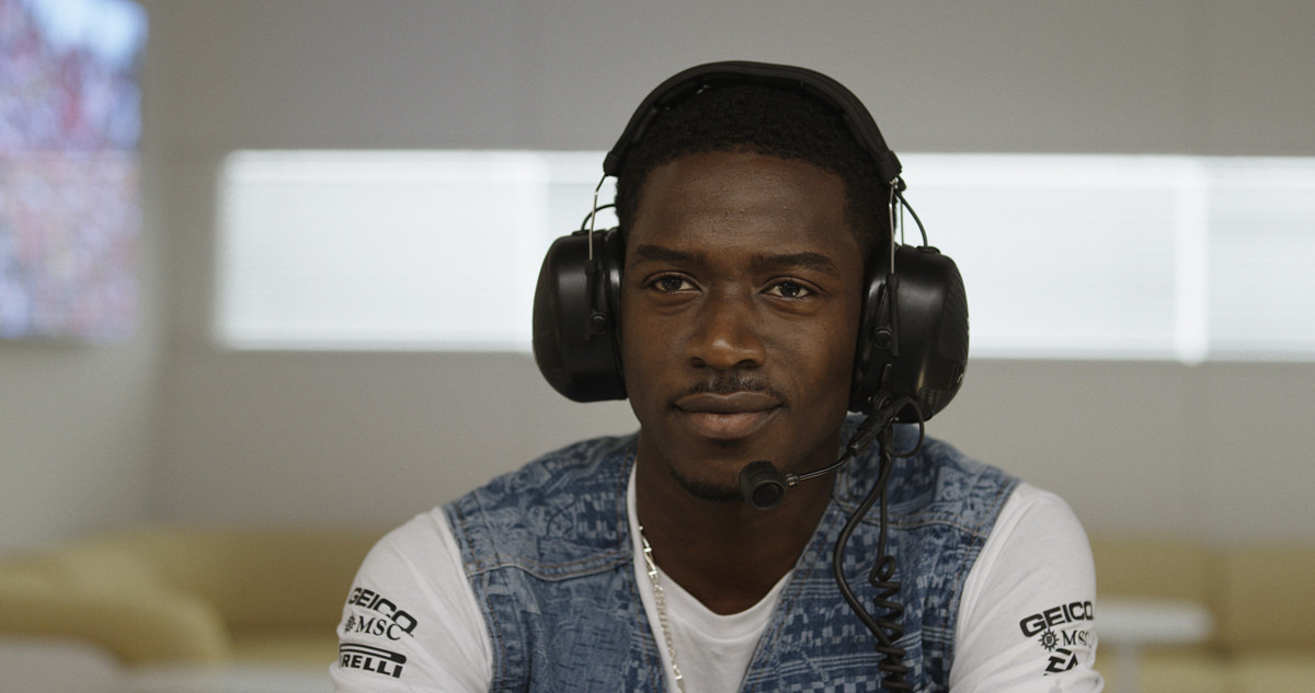 헤드셋을 끼고 있는 흑인 남자