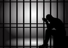 어두운-감옥에서-머리를-감싸고-울고있는-죄수