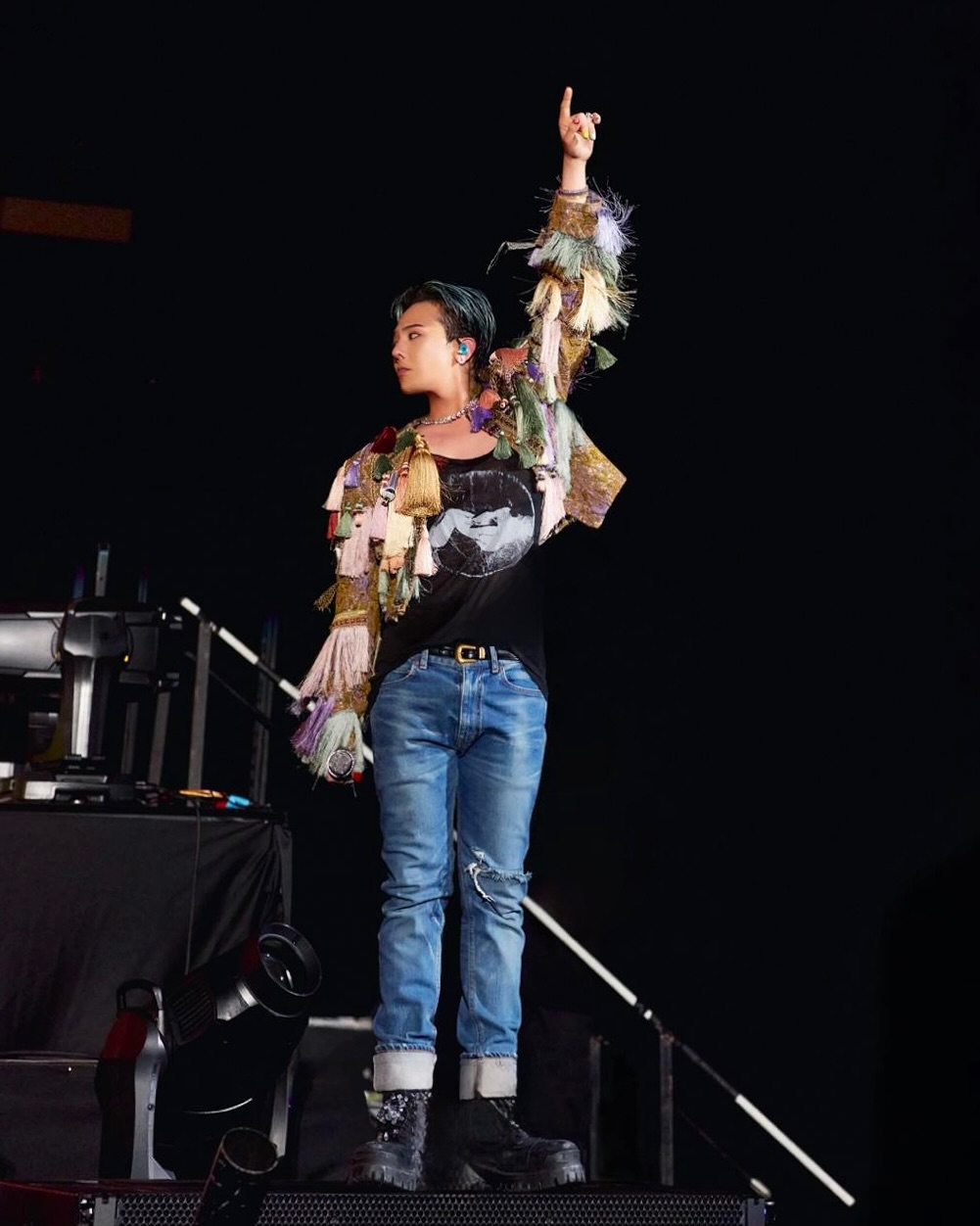 드리스 반 노튼 재킷을 입고 콘서트 중인 GD