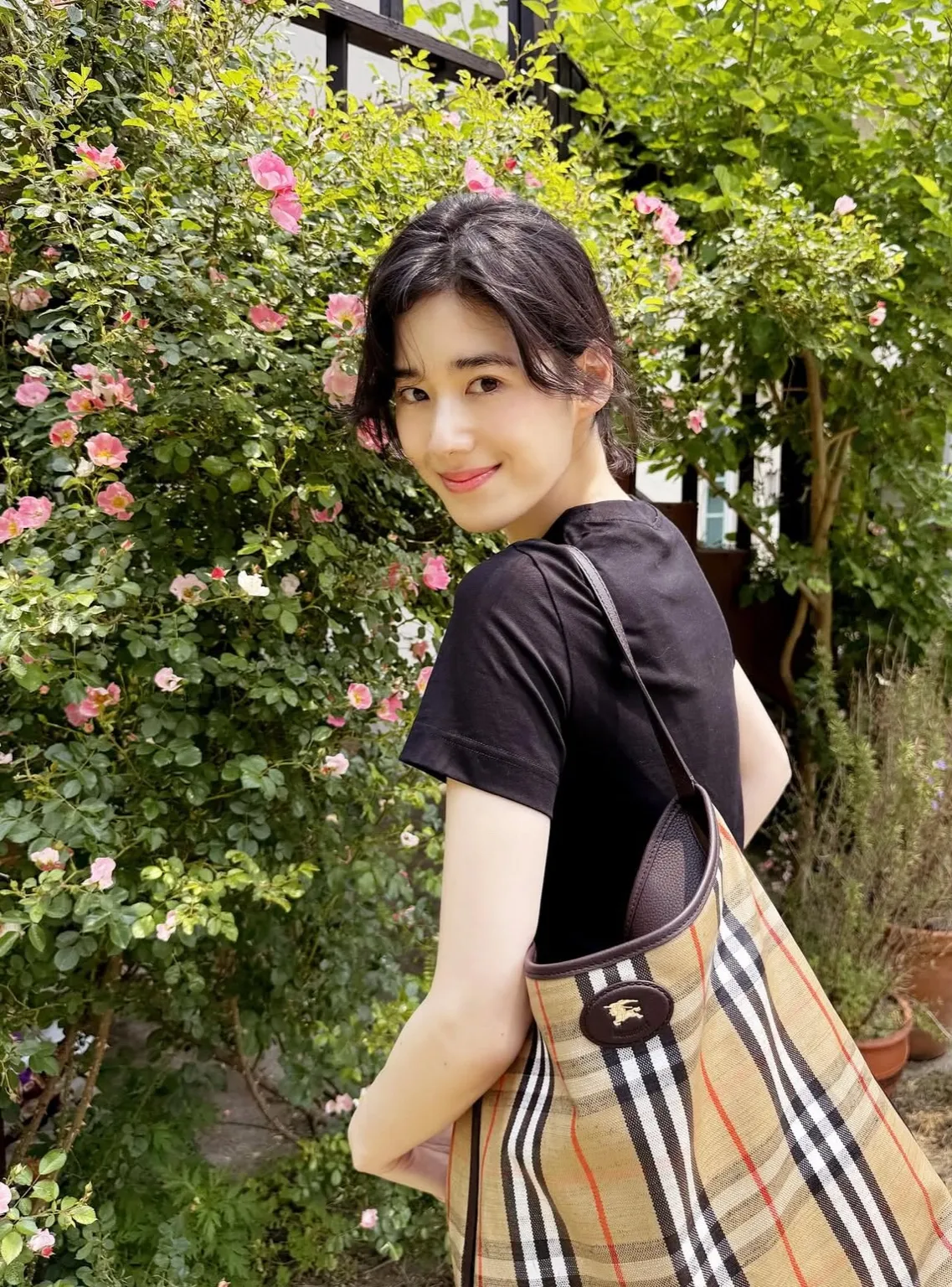 버버리 트렌치코트, 정은채 전지현 버버리 공항패션, 전지현 트렌치코트, 버버리 롱 캐슬포드, 버버리 캐슬포드 오버사이즈, 버버리 캐슬포드 레귤러핏, 2025 FW 공항패션, 공항패션 스타일링, 트렌치코트 비교, 트렌치코트 코디법, 트렌치코트 추천, 셀럽 트렌치코트, 버버리 공식몰, 버버리 나이트 아크백, 셀럽 패션 분석, 여자 트렌치코트 코디, 여자 공항룩