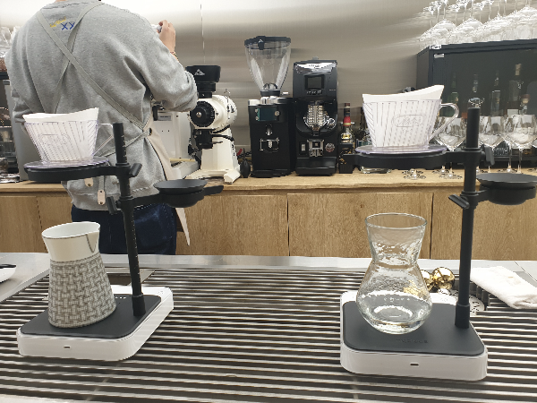 드립 세트 2개가 세팅되었다. 칠링볼세트와 함께 멜리타 드리퍼 그리고 서버 및 저울이 보인다.