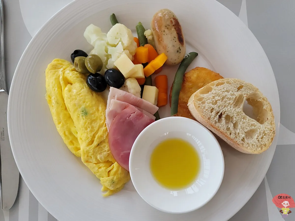 인천-중구-영종도-네스트호텔-레스토랑-플라츠-조식-빵-오믈렛과-곁들임